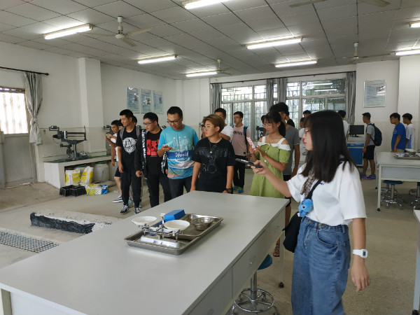 【入学教育】我院大一新生参观土木工程建筑实验室 (1).jpg