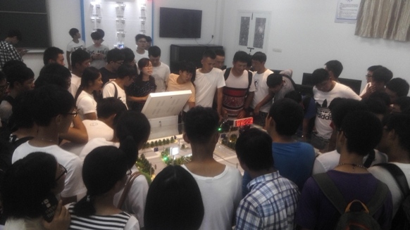 1506653906595129.jpg 参观物联网实验室.jpg