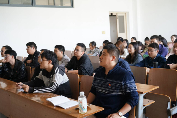 1572590720231424.jpg 书记讲党课2_副本.jpg
