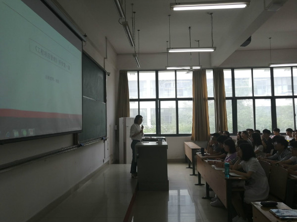 我院教师讲述别开生面的“开学第一课” (2).jpg