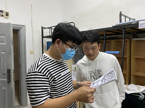 1601526750131122.jpg 党员为新生讲解防疫小知识.jpg