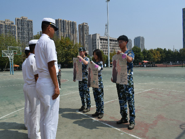 庆中秋迎军运，我院学子送给教官创意节日礼物 (1).jpg