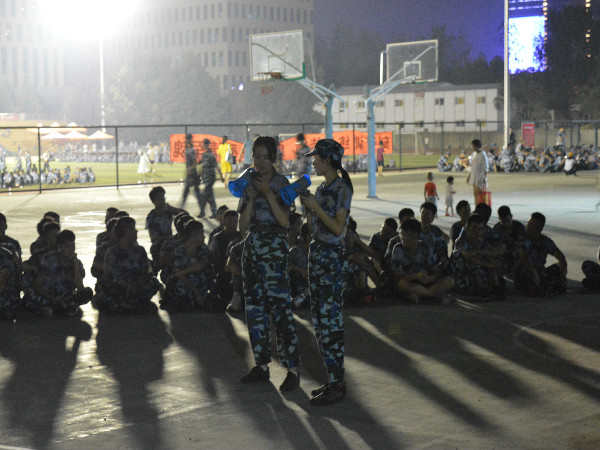 欢庆中秋，我院为新生举办慰问晚会 (2).jpg