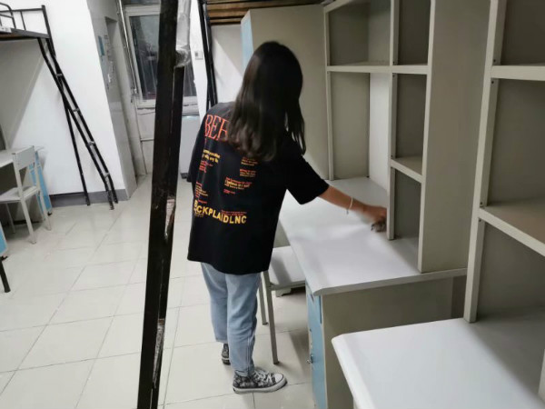 土建学院迎新志愿者打扫新生寝室 (1).jpg