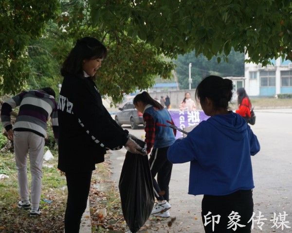 1511156028399464.jpg 垃圾对号入座,建设美丽校园—经融1173开展11月志愿服务活动_副本.jpg