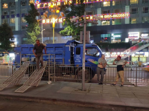 我院实践队于武汉了解工人情况 (2).jpg