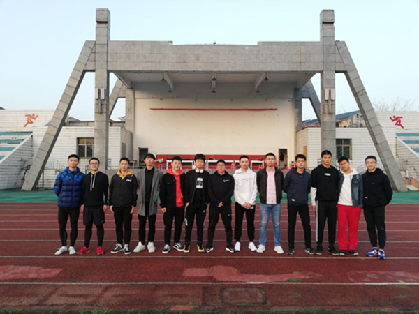 微信图片1192班孔胜寒在宜都一中和19届体育生及教练刘景锋合影.png