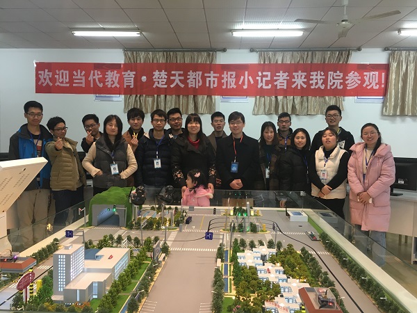 1513648083326223.jpg 相关工作人员合影.jpg