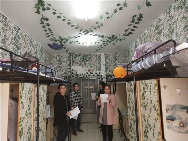 1544885637474511.jpg 土木院领导视察寝室设计比赛大一参赛寝室.jpg