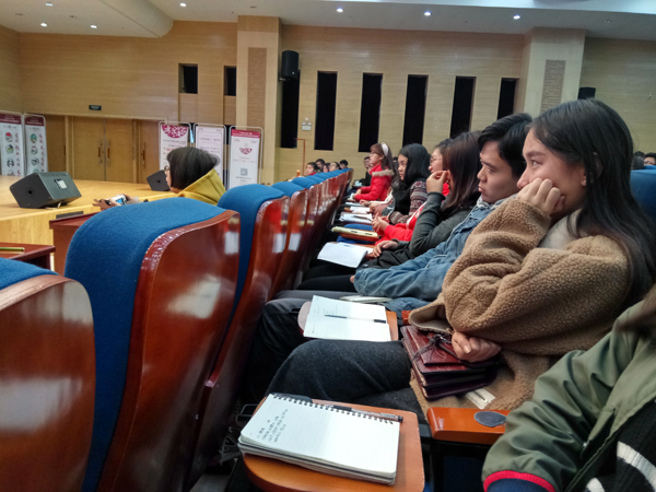 1512206315475716.jpg 学生认真听讲记笔记.jpg