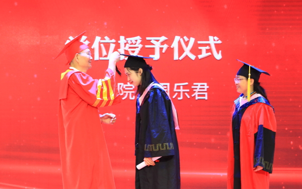 1592384425219677.jpg 毕业17.JPG