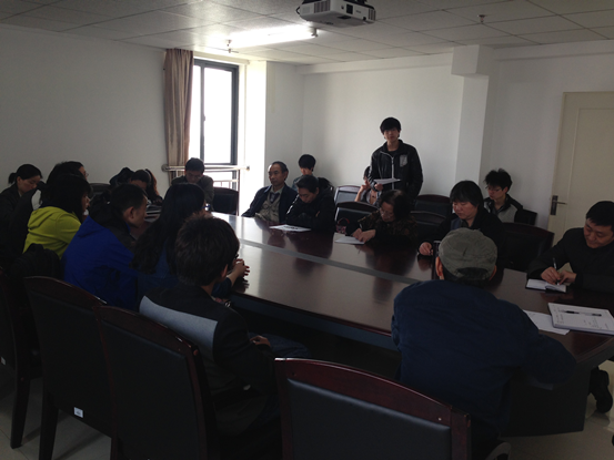 (座谈会上,专家组认真听取学生意见)