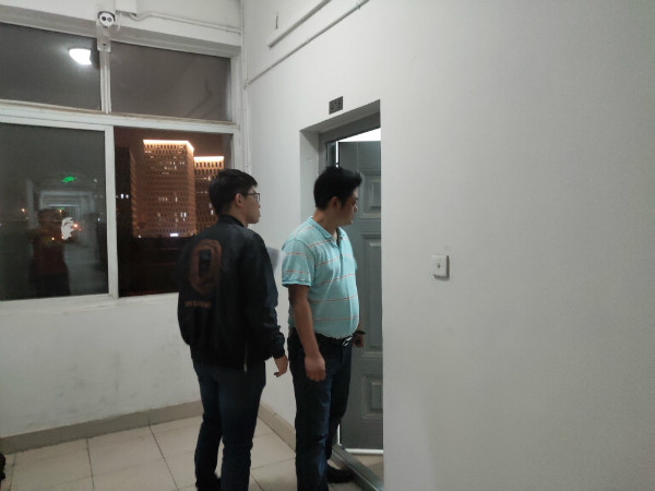 我院学工办夜访宿舍进行晚查寝 (2).jpg