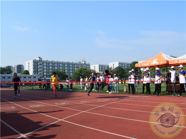 100米夺冠.jpg