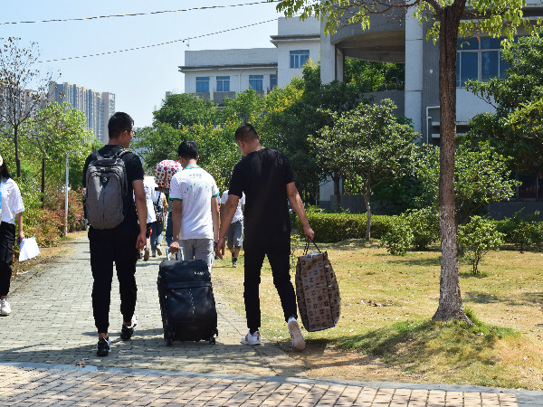 1567935522177678.jpg 我院志愿者无私奉献做好迎新工作 (1).jpg