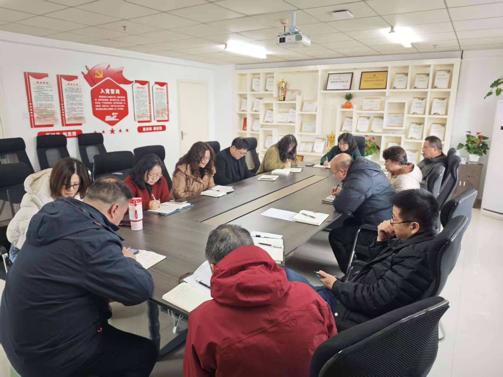 凝心聚力启新程，笃行实干谱新篇——商学院召开新学期工作布置会-武汉华夏理工学院商学院