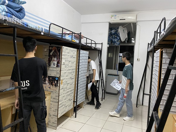 1601526776118728.jpg 党员为寝室进行清洁消毒1.jpg