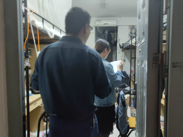 我院学工办夜访宿舍进行晚查寝 (3).jpg