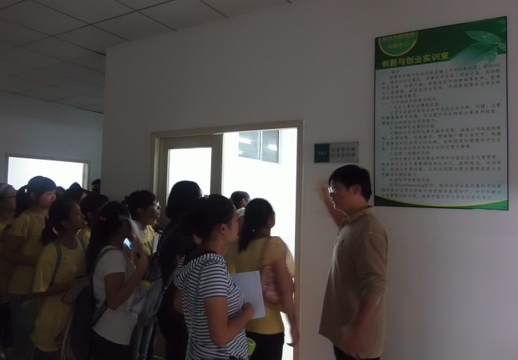 张建明老师给新生介绍创新创业实验室