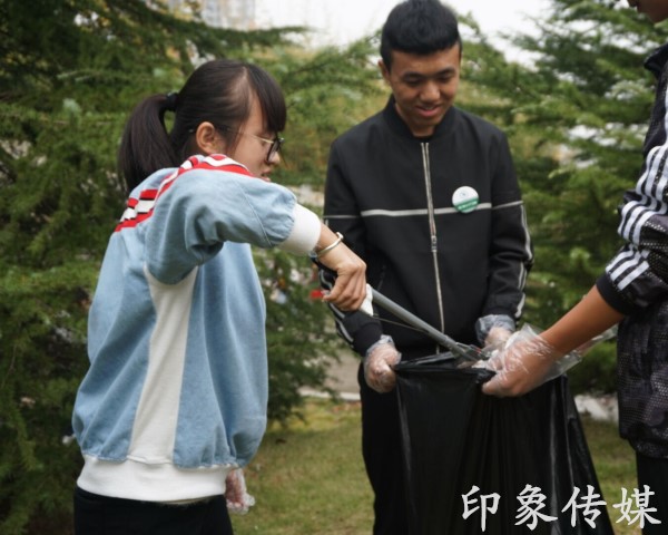 1511156021128798.jpg 垃圾对号入座,建设美丽校园—经融1173开展11月志愿服务活动(2)_副本.jpg