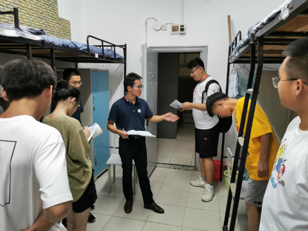 我院学工办老师与学长班主任走访新生寝室 (1).jpg