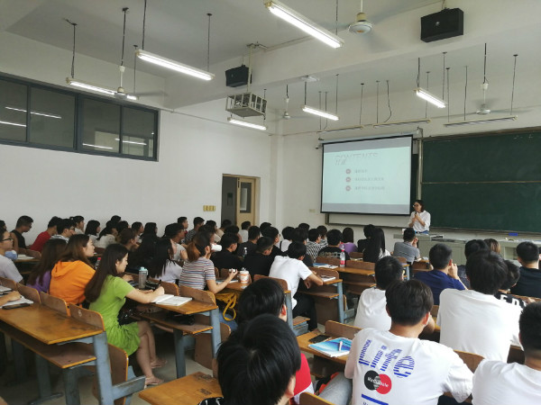 我院教师讲述别开生面的“开学第一课” (1).jpg