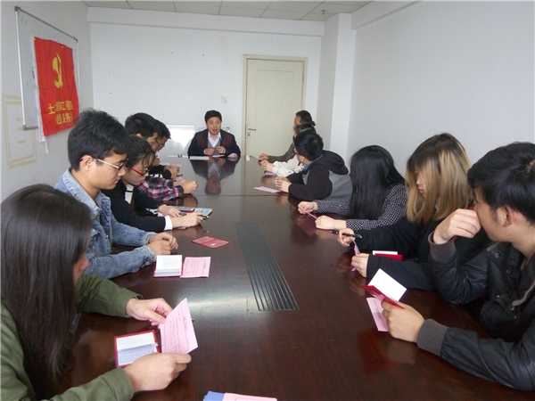 1492002833635966.jpg 授党徽和入党宣誓仪式2 (2).jpg