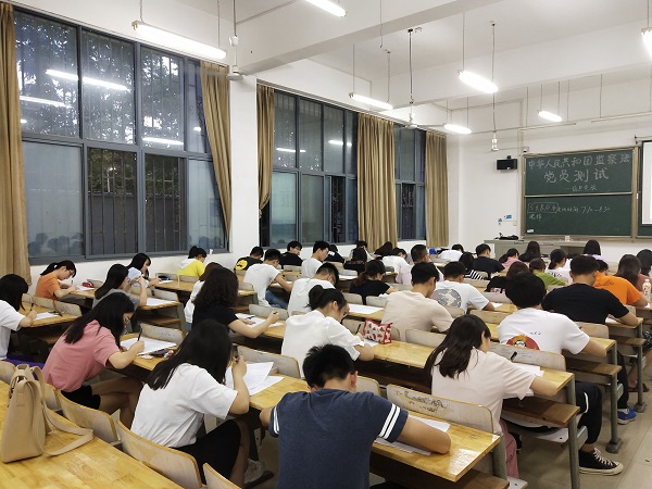 1558964217119865.jpg 学生党员认真答题.jpg