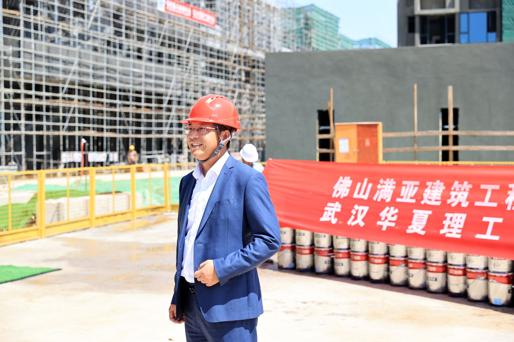 市场营销专业2010届校友刘思谦捐赠环保涂料助力梁子湖教学基地建设