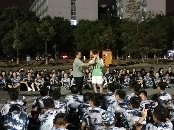 欢庆中秋，我院为新生举办慰问晚会 (3).jpg