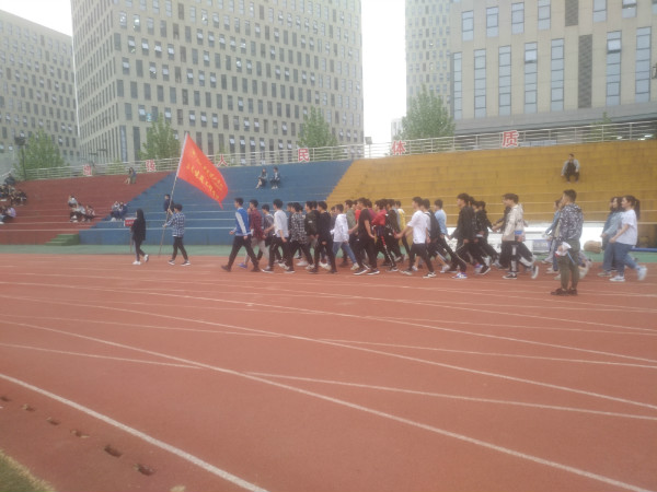 1555372316137279.jpg 我院方阵参加十三届运动会彩排1.jpg